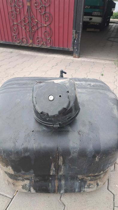 Бензобак на мерседес  атего