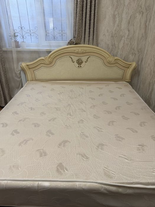 Кровать с матрасом