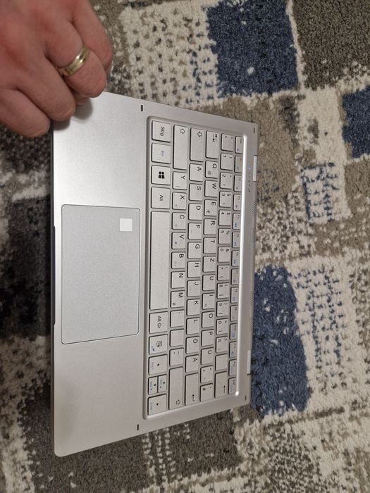 Laptop TREKSTOR C11 touchscreen 2in1 pliabil