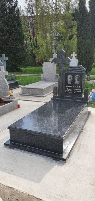 Monumente funerare din granit masiv, montaj cruci, accesorii.