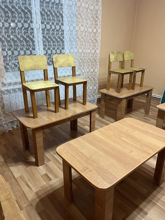 Деревянные детские стол и стулья