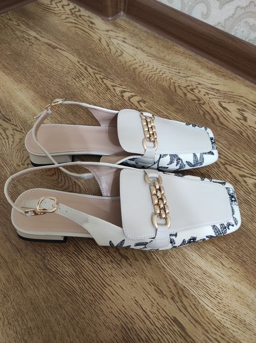 Туфли женские на низком каблуке с открытым носом и пяткой
Туфли женски