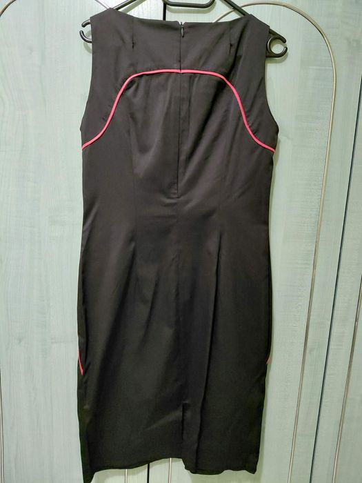 Черна рокля под коляното M размер. Цена: 30 евро