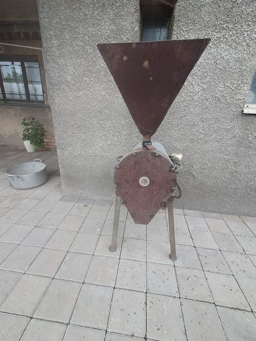Продам дробилка для зерна