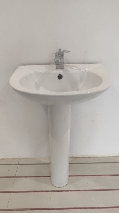 Se vinde : obiecte sanitare de baie și una bucată oglinda