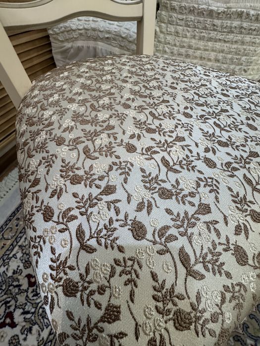 стол, стулья, сервант для гостиной