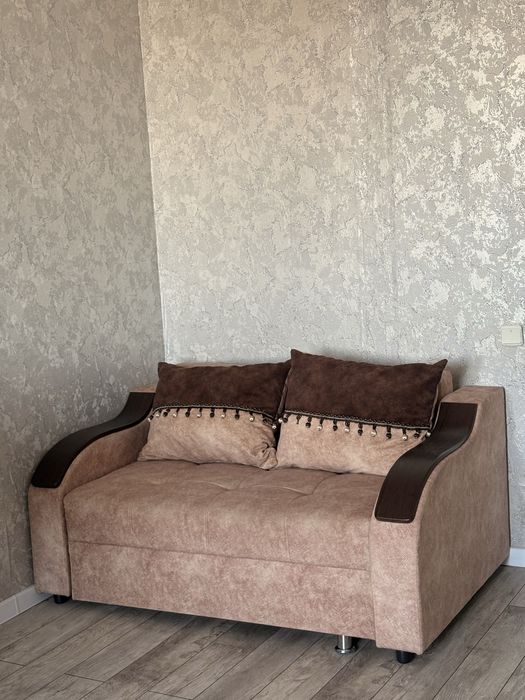 Продаются два раскладных дивана. В комплекте 5 мягких подушек.