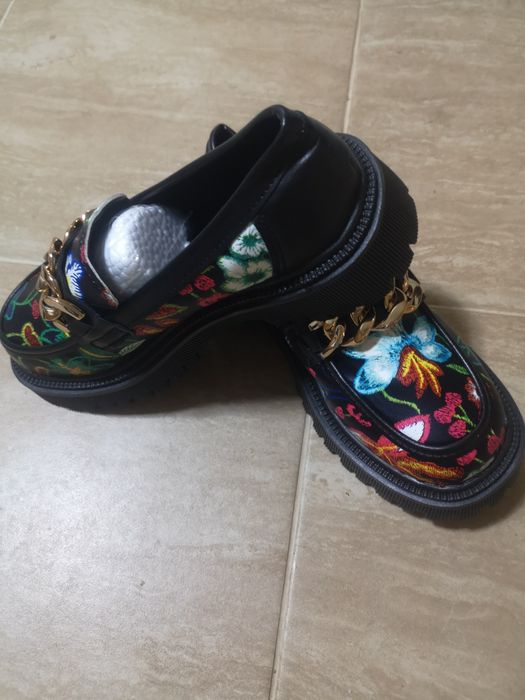 Цветни чисто нови обувки