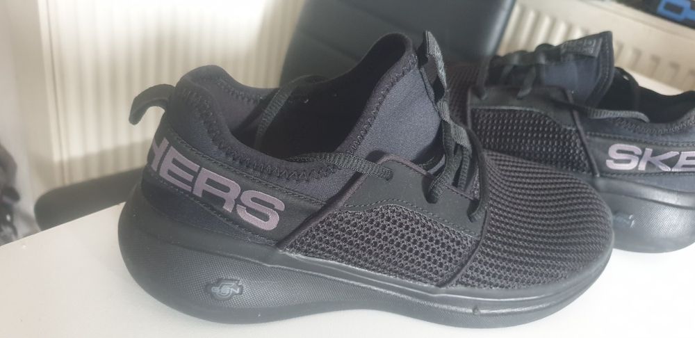Adidasi negri skechers