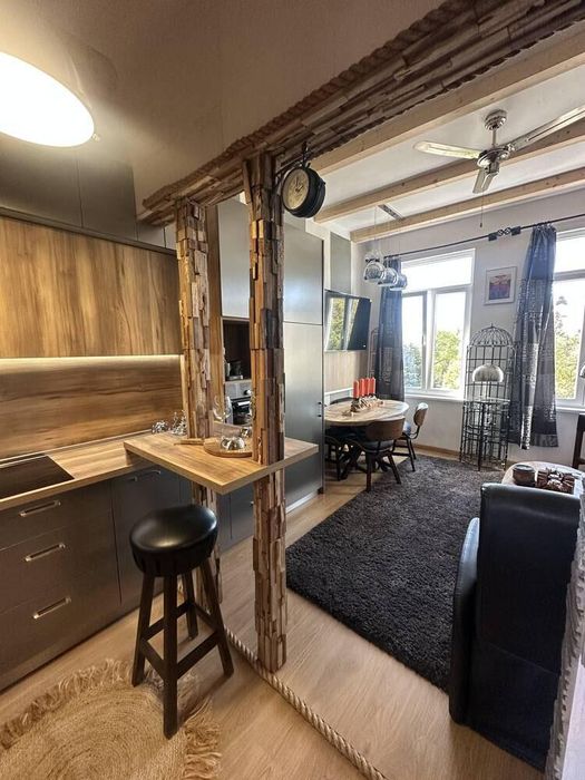 Дава се под наем Двустаен апартамент в Бургас, Център - 44 кв.м за 612 € - Снимка #2