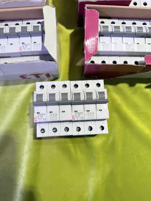 Lot siguranțe automate ETI 15 buc B10 monofazat  și 22 buc B16 trifazate