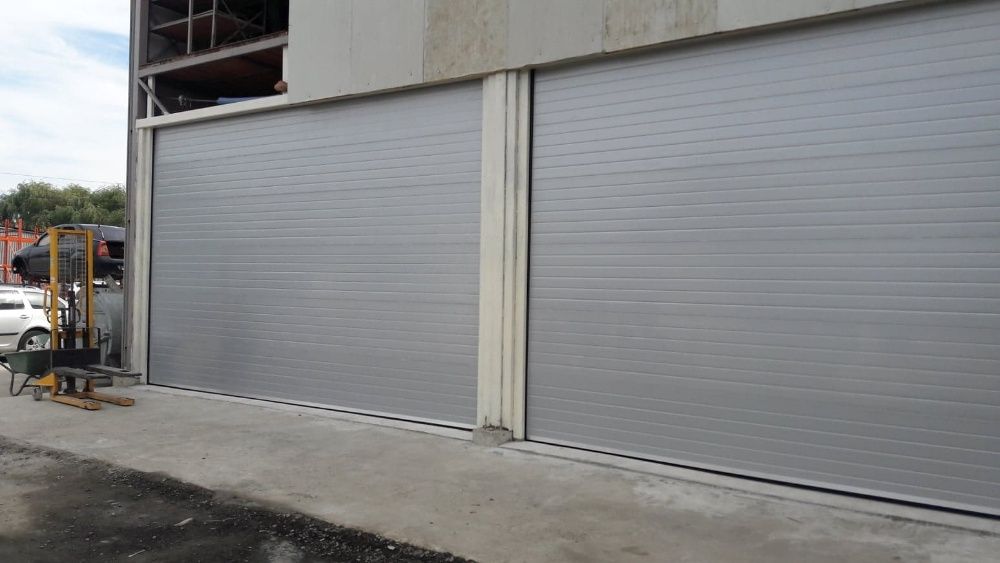 Usa industriala sectionala cu izolatie 3500L/3500H la 1183 euro+TVA