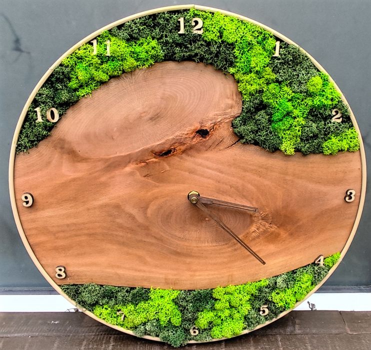 Часовник със скандинавски мъх и масивно дърво