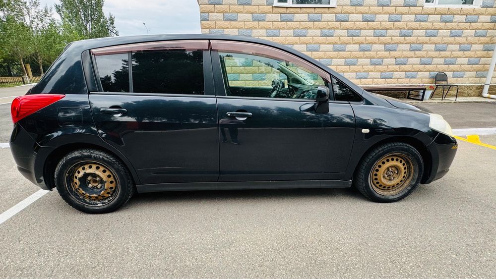 Nissan tiida 2005 года