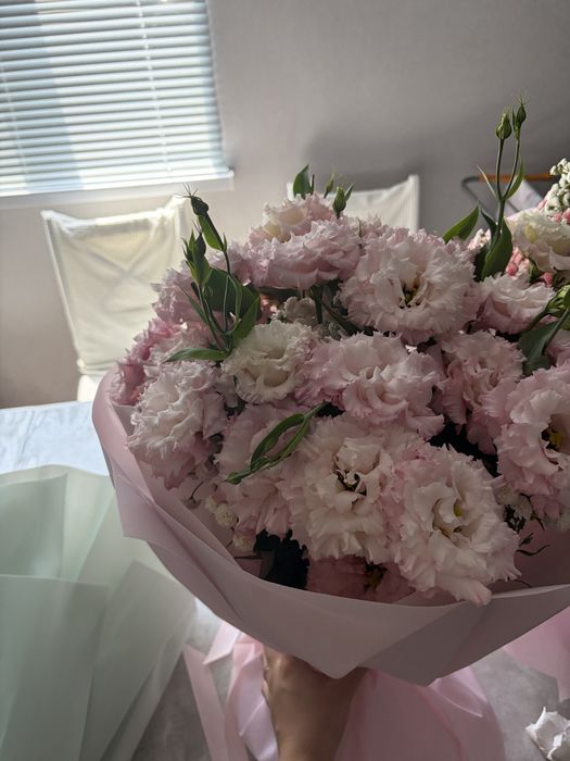 Букеты пионы, гипсофила, лизиантус