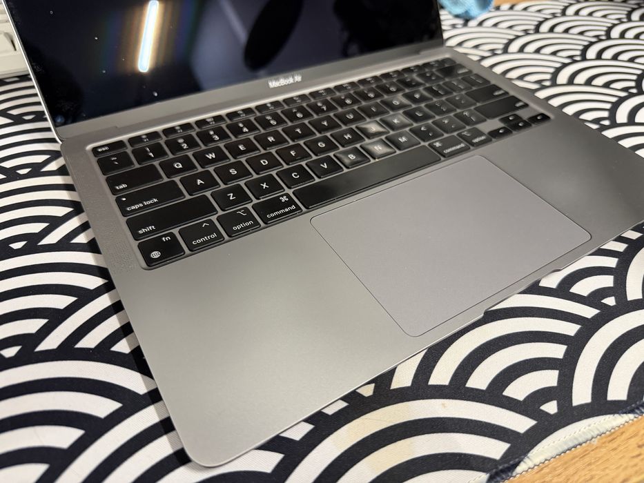 Продам Macbook Air M1