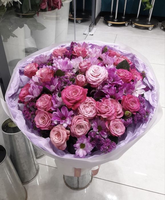 Buket gullar atirgullar oq qizil roxiviy