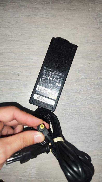 Oferta Incarcator Original Laptop Fujitsu 19V 4.22A 80W, cablu inclus