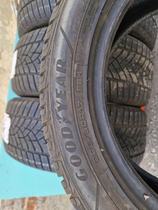 4 Goodyear R17 225/50 Зимни гуми  DOT2020