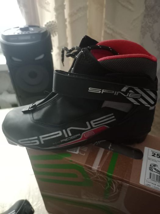 Ботинки лыжные, спортивные.