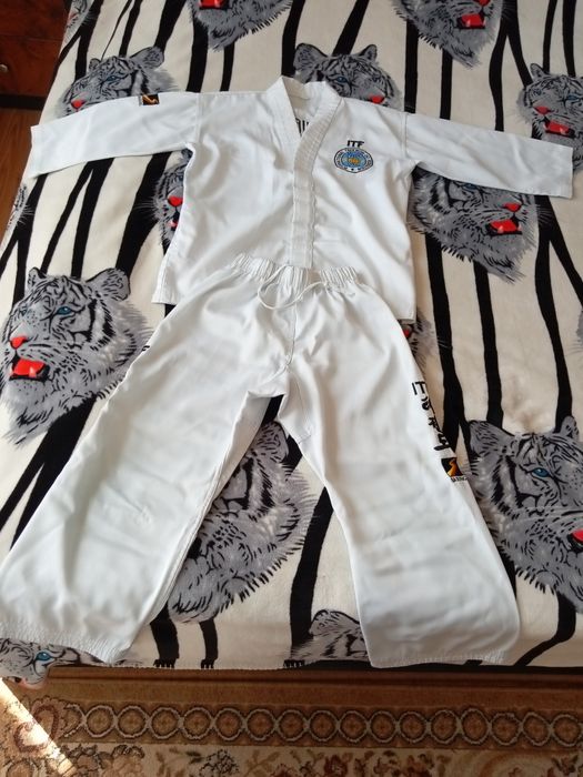 Продам кастюмы для тхэквондо