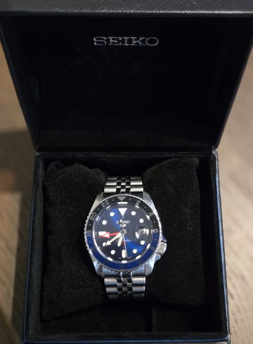 Часовник Seiko 5 Sports GMT SSK003K1