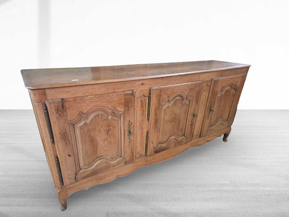 Контрабюфет дресоар изработен изцяло от дъб на три крила