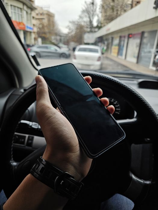 Samsung Galaxy Z Flip 6. OzU 12/256 GB. IME o'tkan Snapdragon. IDEAL