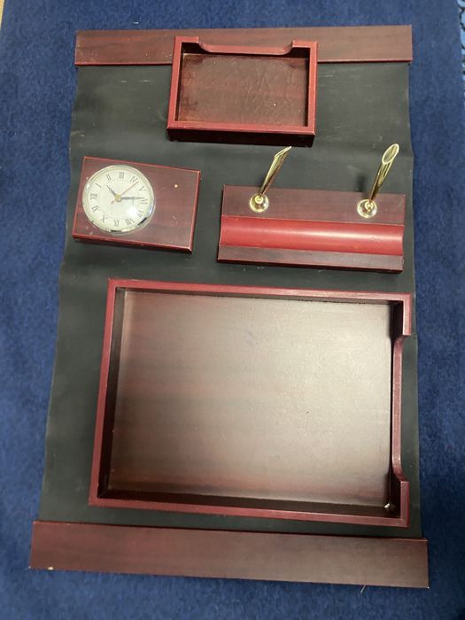 Ofisniy stol anjomlari