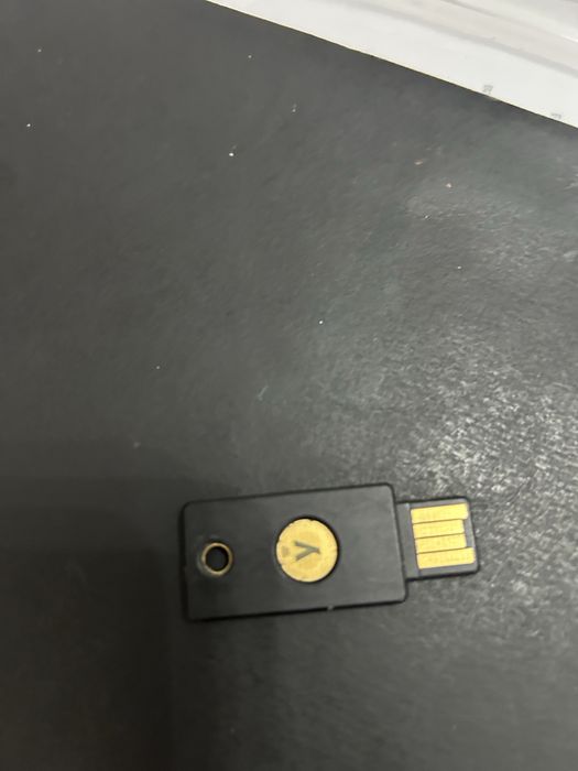 Cheie de securitate YubiKey 5 NFC. ( certificat)
