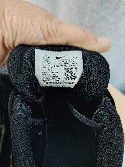 Оригинални маратонки NIKE, номер 39, носени са няколко пъти, нямат никакви забележки.!
