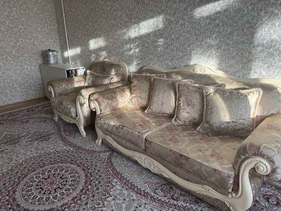 Диван из массива дерева