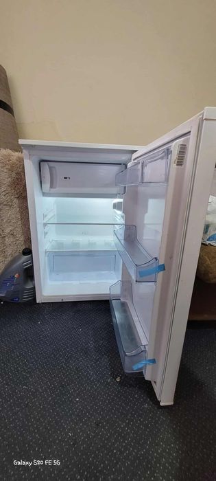 Продавам малък хладилник на марката Crown