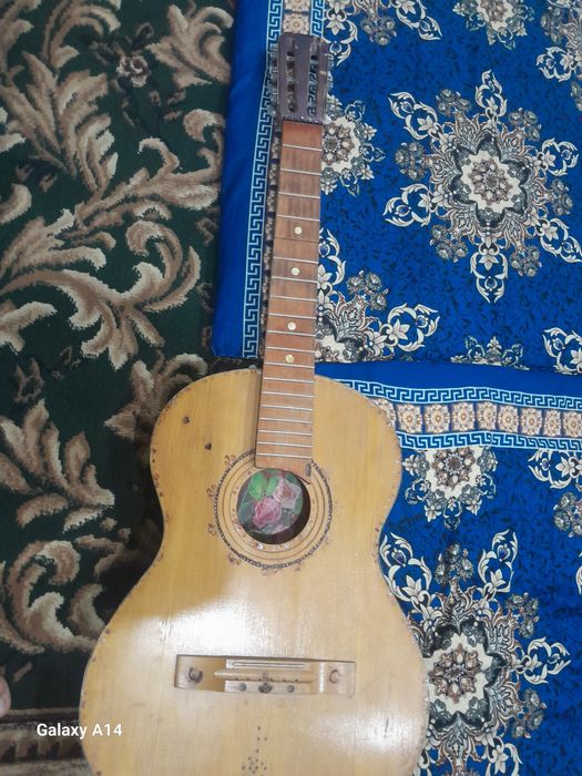 Gitara srochna sotiladi