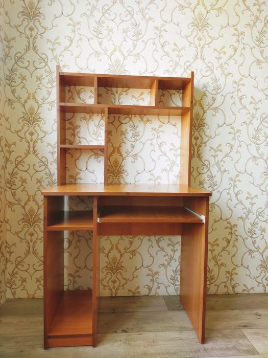 Стол для учёбы и работы.