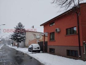 Къща с два жилищни и един призмен етаж в гр. Бяла Слатина