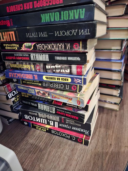 Продаются книги детективы современных авторов