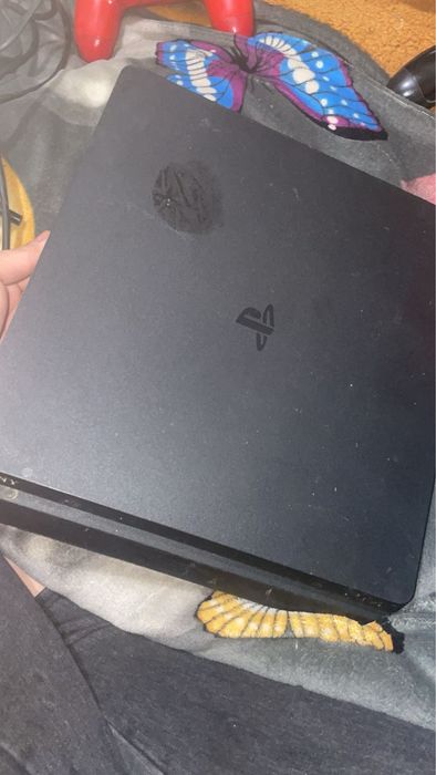 Vand PS4 plus cablu de alimentare 2 console de la soni si un joc knack