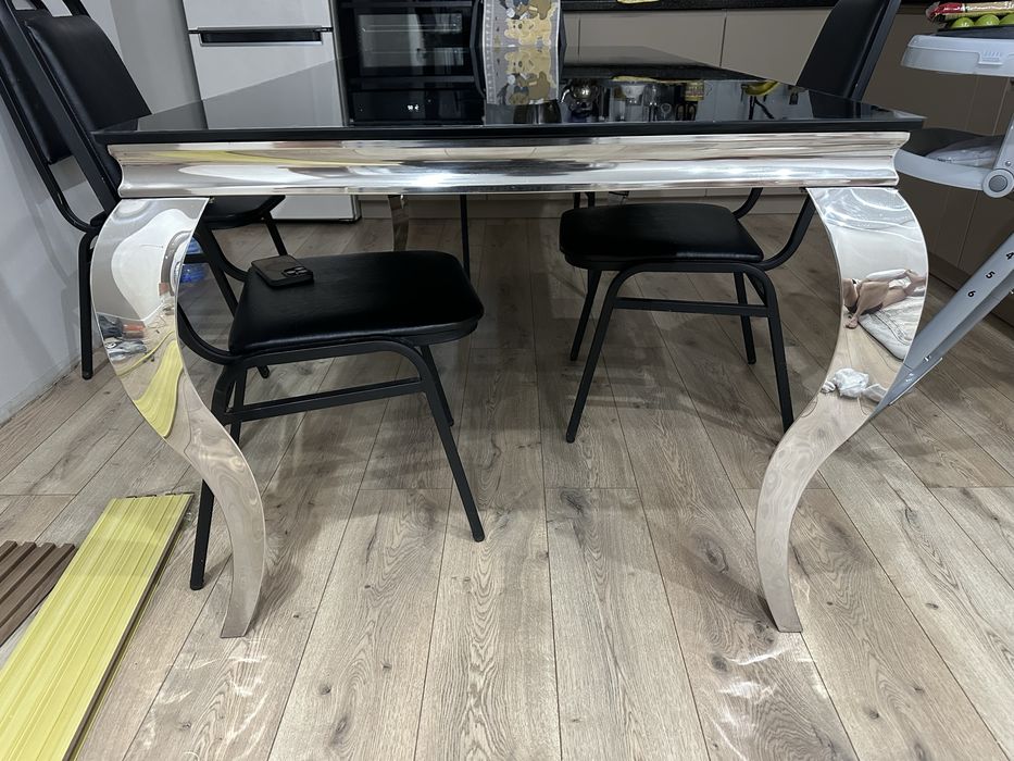 Стеклянный стол