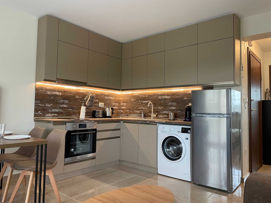 Продава  добре обзаведен двустаен апартамент в Паралия Офриниу, Гърция