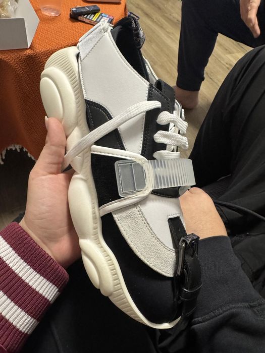 Adidasi moschino