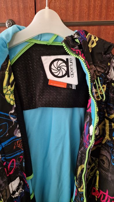 Продам куртку новую