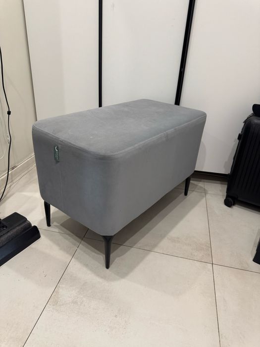 Продам пуфик серый с ножками