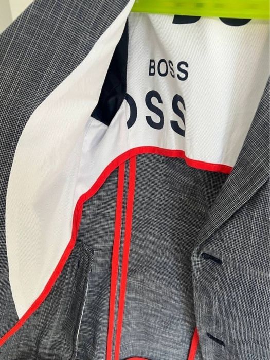 Costum Hugo Boss pentru băieți – Sacou și pantaloni scurți – 10 ani / 138 cm – Purtat o singură dată – Ca nou