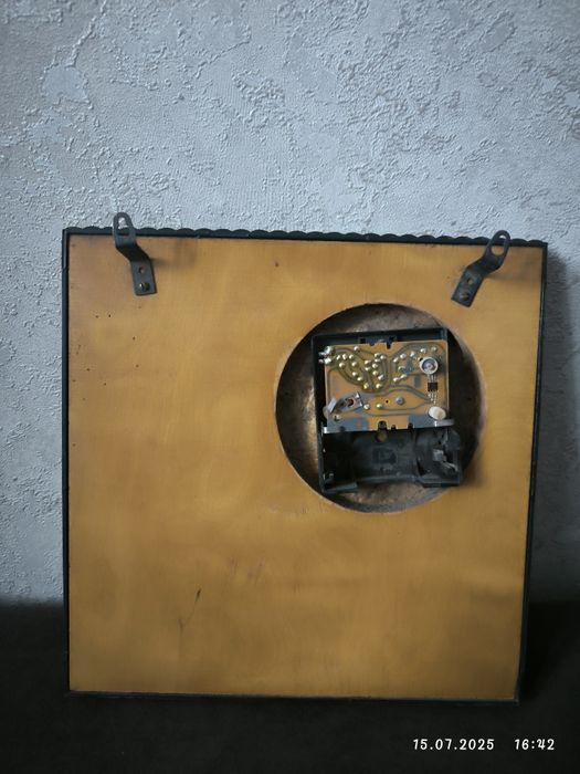 Продам часы настенные Янтарь