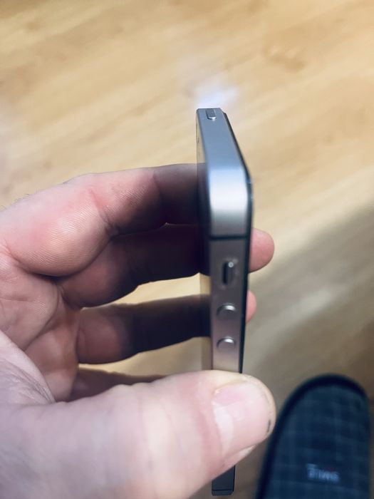 Телефон IPhone Se