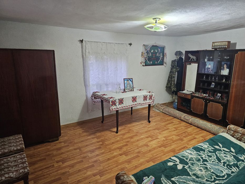 Vând casa și teren în Căpreni