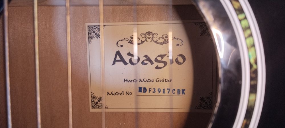 Продам акустическую гитару