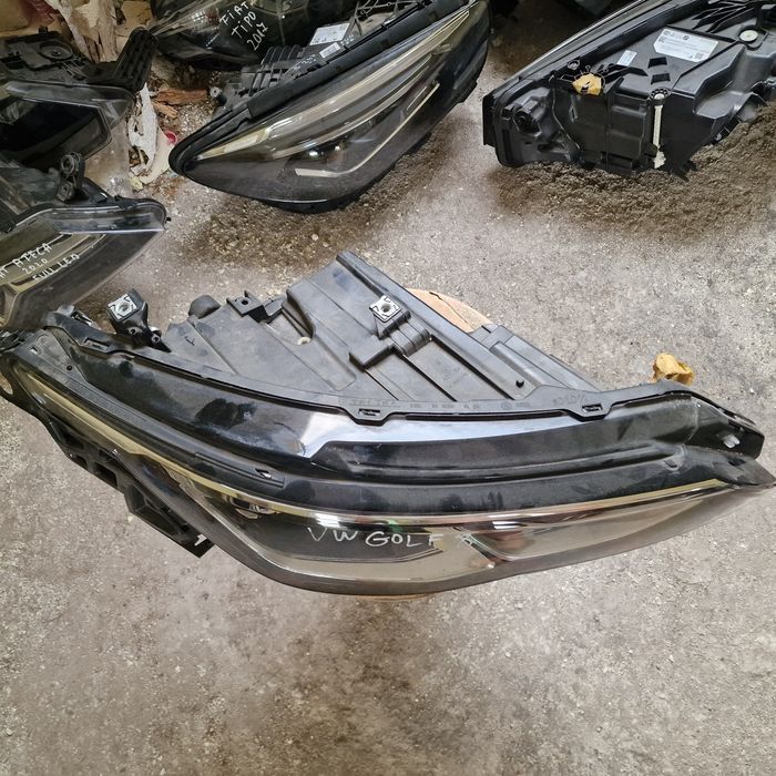 VW GOLF 8  LED 2020 ляв и десен фар