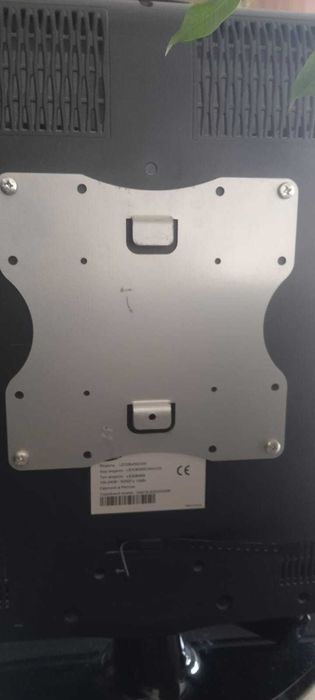 Телевизор ЖК Samsung LE32B450c4 на подставке